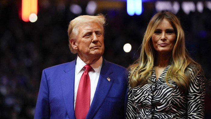 donald-trump-dan-melania-trump-cium-kaku-4_169
