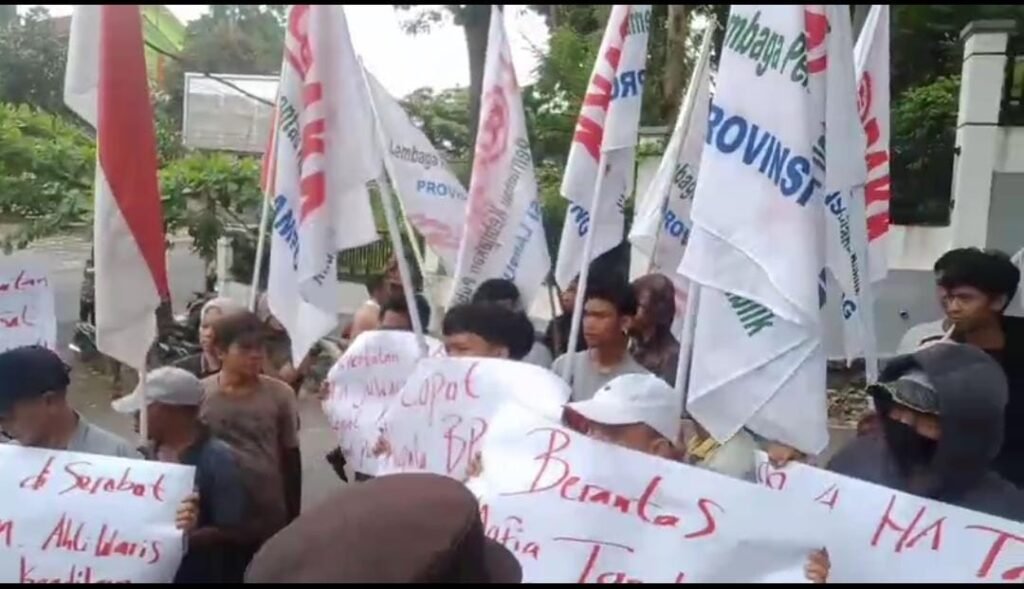 Serobot Lahan Warga Puluhan Massa Gruduk UPT PLN Sutet Lampung  dan Desak BPN Lampung Ukur Ulang HGU PT HIM.