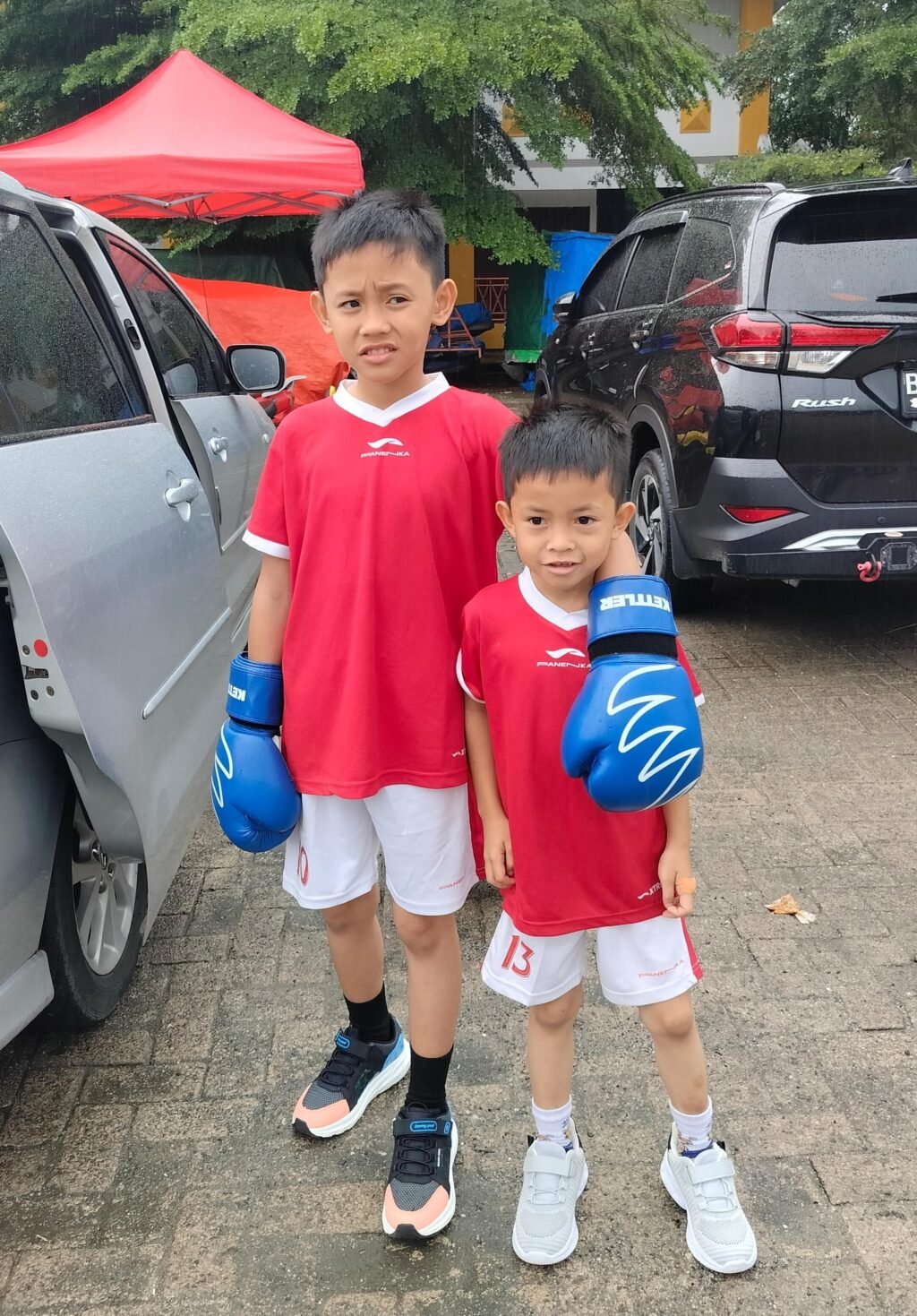 Hanif dan Zubair Juara 2 dari Pertandingan Tinju Fight Night Lampung yang Mengharumkan Nama Ponpes Umar Ibnul Khotob.