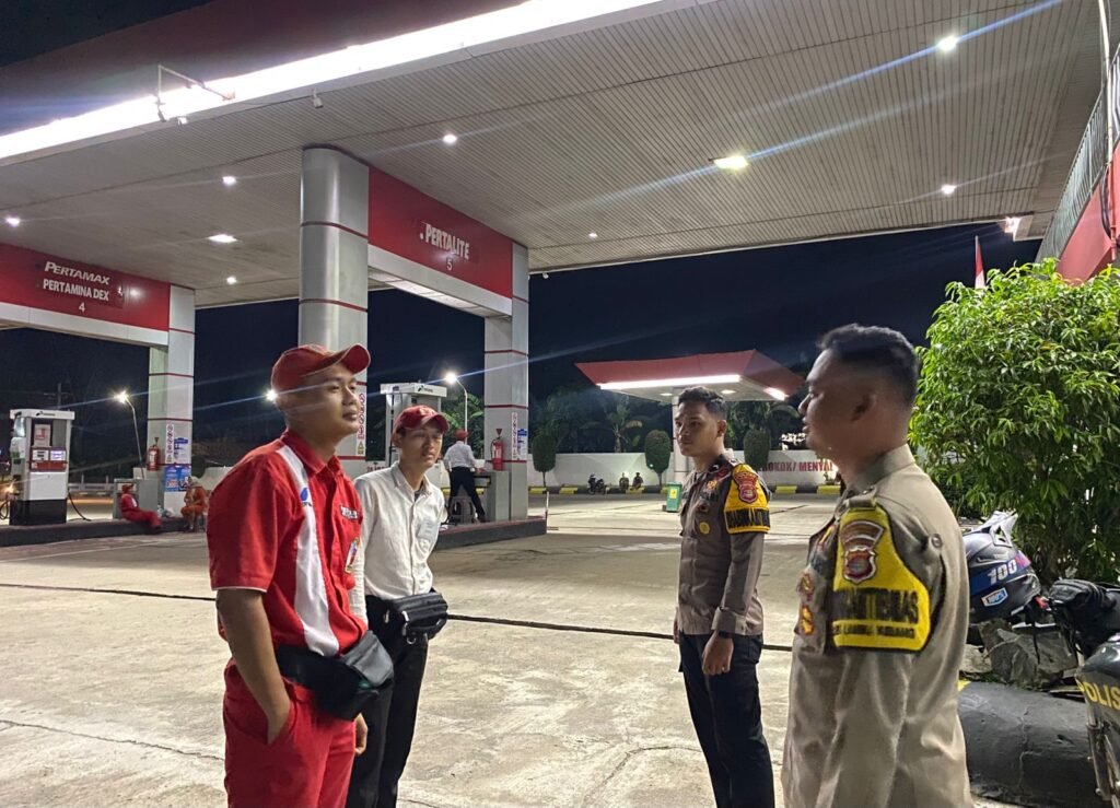 Jamin Rasa Aman Di Area SPBU Pertamina, Polsek Lambu Kibang Rutin Gelar Patroli Saat Malam Hari