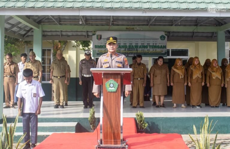 Kapolsek Tulang Bawang Tengah Jadi Pembina Upacara di SMK Negeri 1, Tekankan Bahaya Kenakalan Remaja dan Bijak Bermedia Sosial.
