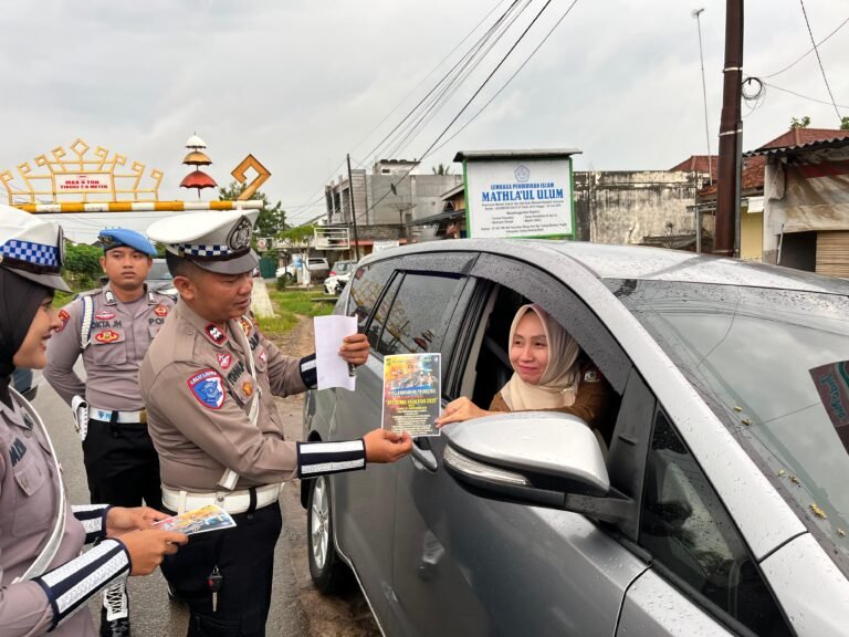 Operasi Zebra Krakatau 2025 Sat lantas Polres Tulang Bawang Barat Lakukan Penertiban Pengendara Dengan Pendekatan Edukatif Dan Humanis kepada pelanggar Lalu lintas.