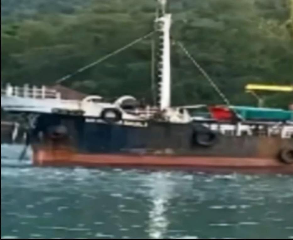 Kapal Tongkang diperairan panjang memuat BBM ilegal Diduga milik oknum Anggota TNI AD kodim 0426 tulang bawang