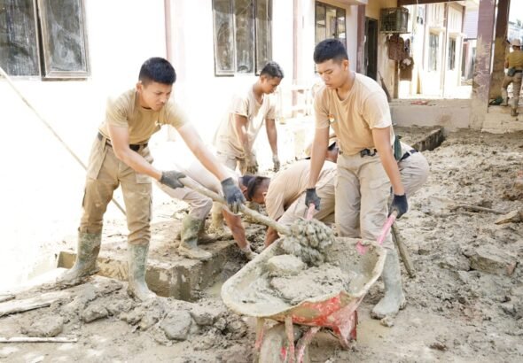 *Praja IPDN Bantu Pembersihan, Kantor Dinkes Aceh Tamiang Berangsur Dapat Difungsikan*