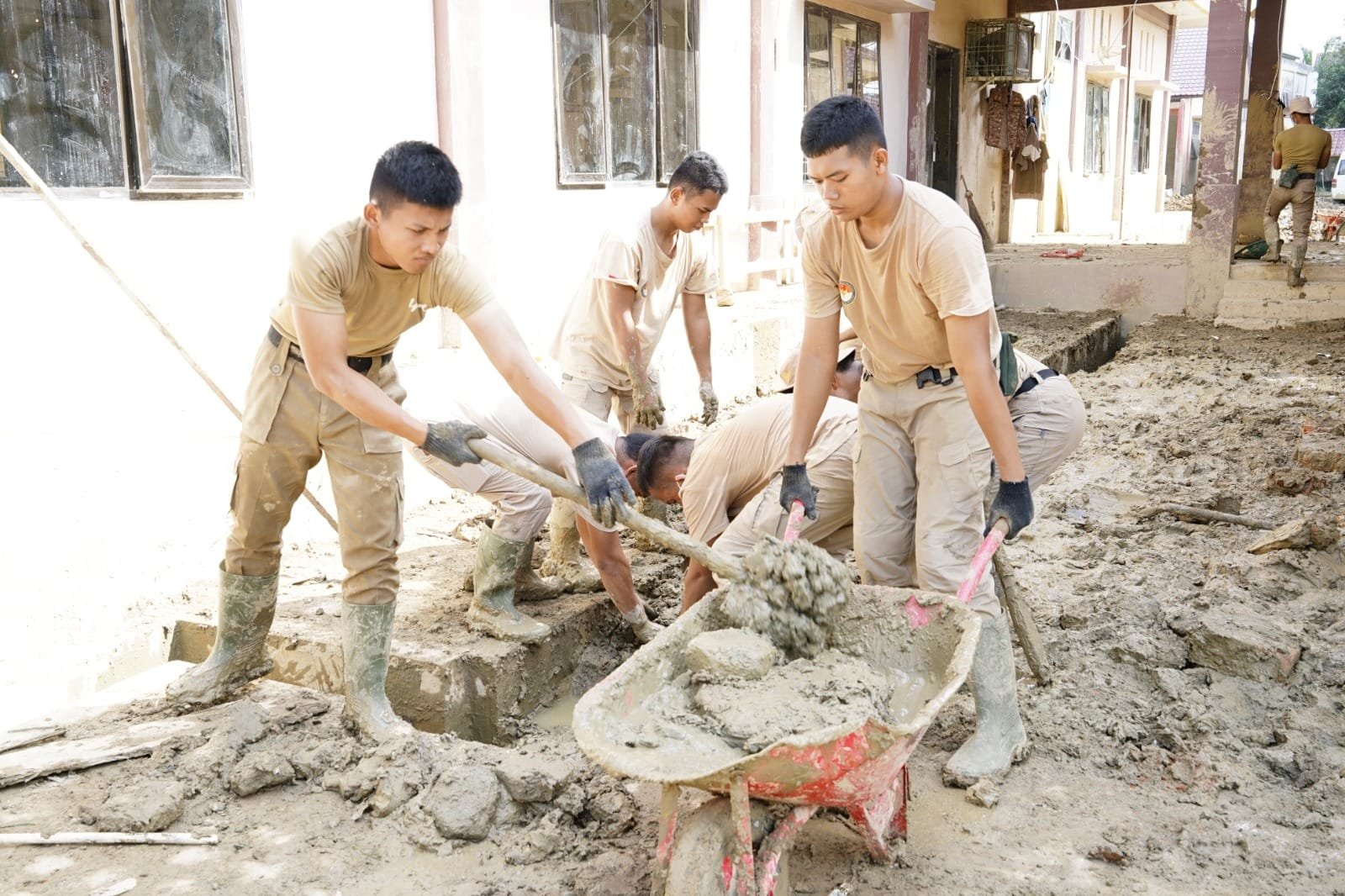 *Praja IPDN Bantu Pembersihan, Kantor Dinkes Aceh Tamiang Berangsur Dapat Difungsikan*