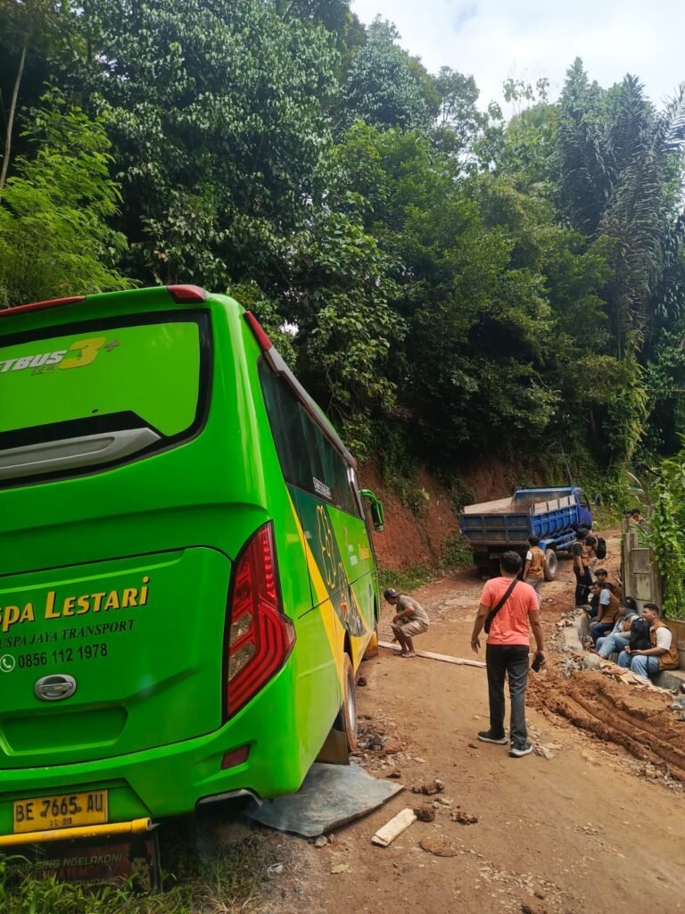 Bus Mahasiswa KKN ITERA Tergelincir di Kemiling, Warga Nilai Keselamatan Jalan Terabaikan Akibat Proyek Irigasi