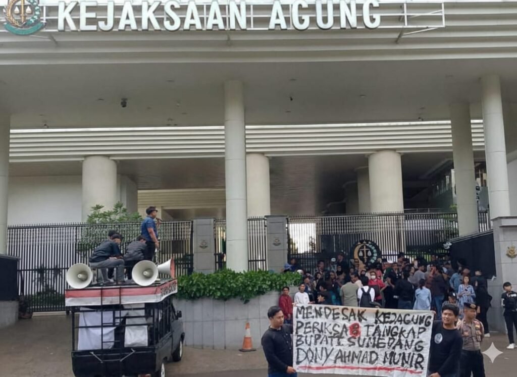 Aktivitas Tambang yang Masif Merusak Gunung Tampomas, Jaringan Mahasiswa Hukum Sumedang-Jakarta Menduga ada keterlibatan Bupati Sumedang dan Polres Sumedang.