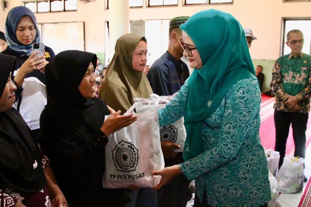 *Staf Ahli TP PKK Pusat Yane Ardian Serahkan Bantuan untuk Korban Bencana di Kabupaten Agam*