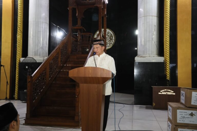 *Kasatgas Tito Tarawih Bersama Warga, Siap Dukung Penyelesaian Masjid Agung Islamic Centre Lhokseumawe*