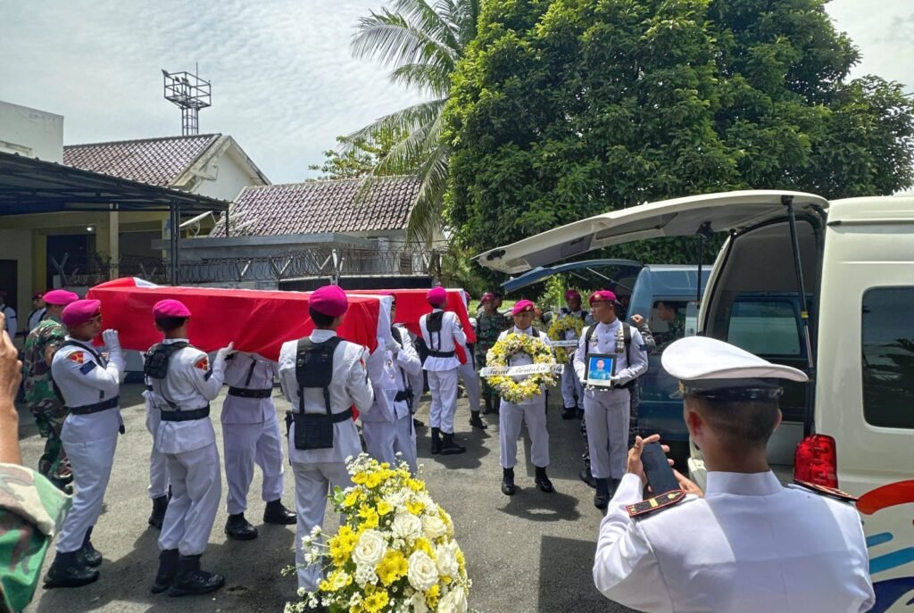PEMPROV LAMPUNG BERI PENGHORMATAN TERAKHIR KEPADA ALMARHUM KOPDA MARINIR MUHAMMAD MAHFUDI, YANG JADI KORBAN DALAM TUGAS BENCANA LONGSOR DI JAWA BARAT