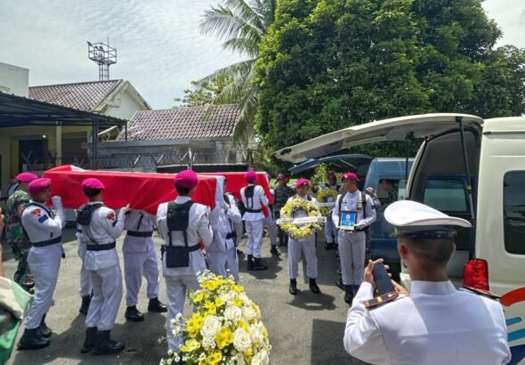 PEMPROV LAMPUNG BERI PENGHORMATAN TERAKHIR KEPADA ALMARHUM KOPDA MARINIR MUHAMMAD MAHFUDI, YANG JADI KORBAN DALAM TUGAS BENCANA LONGSOR DI JAWA BARAT