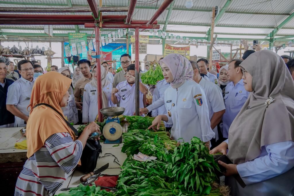 *Cek Langsung ke Pasar, Wagub Jihan Pastikan Stabilitas Harga, Stok dan Pasokan Bahan Pangan* *Cek Langsung ke Pasar, Wagub Jihan Pastikan Stabilitas Harga, Stok dan Pasokan Bahan Pangan*