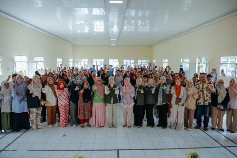 Ketua TP PKK Ibu Purnama Wulan Sari Mirza Kunjungan Kerja ke Kota Metro, Serahkan Bantuan Sosial dan Tinjau Penerima Manfaat