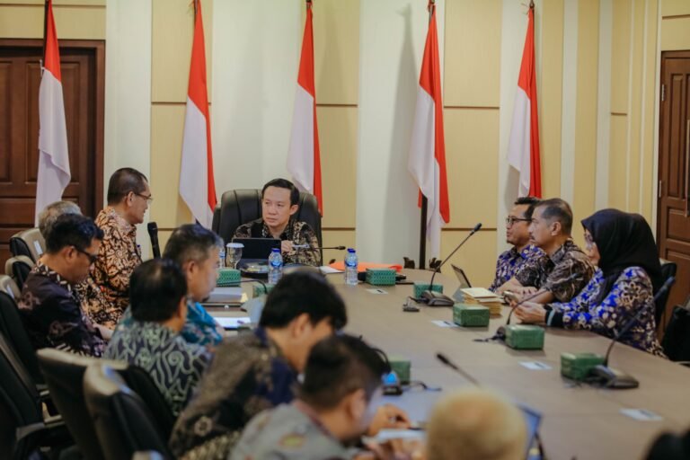 Pastikan Sekolah Rakyat Berjalan Optimal dan Tepat Sasaran, Sekdaprov Marindo Pimpin Rapat Evaluasi Sekolah Rakyat bersama BPKP