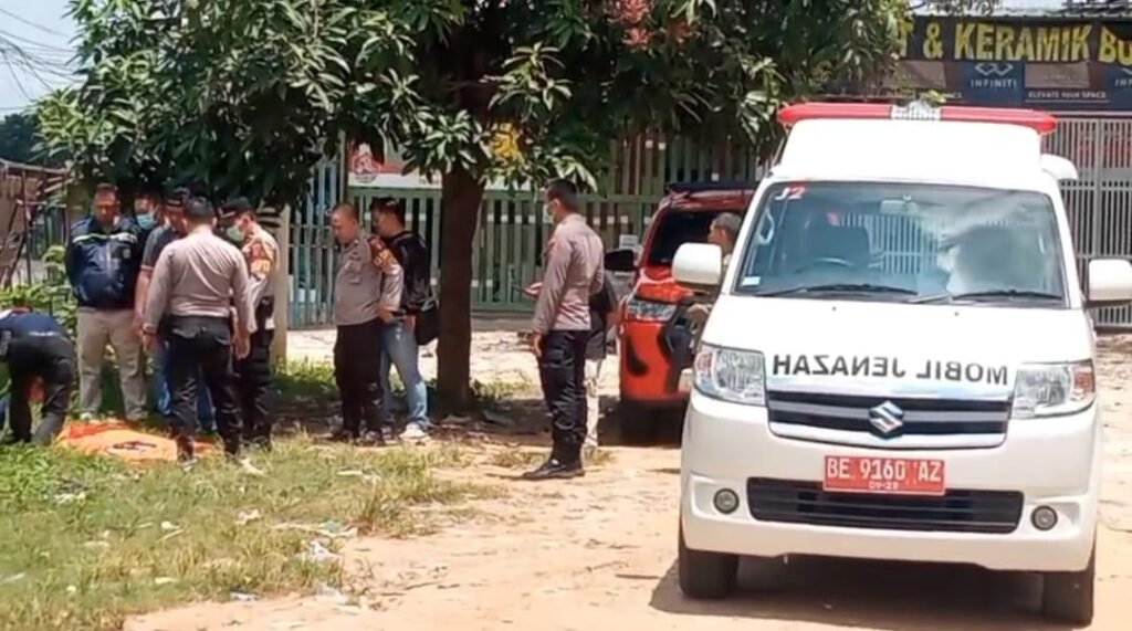 Penemuan Mayat di Pinggir Parit Depan Indo Grosir: Polisi Selidiki Penyebab Kematian
