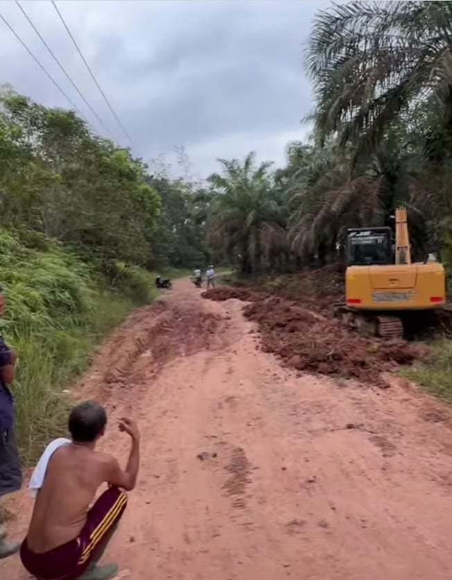 RAKYAT PATUNGAN, PEJABAT DATANG BELAKANGAN , DUGAAN PENYIMPANGAN PERBAIKAN JALAN DI WILAYAH PEMERINTAHAN KECAMATAN PLAKAT TINGGI MUBA MENCUAT.