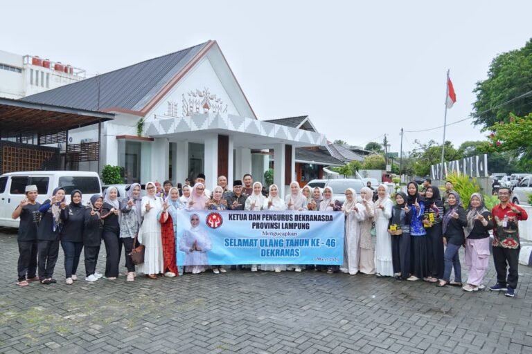 Dipimpin Purnama Wulan Sari Mirza, Dekranasda Provinsi Lampung Berbagi 1.500 Takjil di Bulan Ramadan