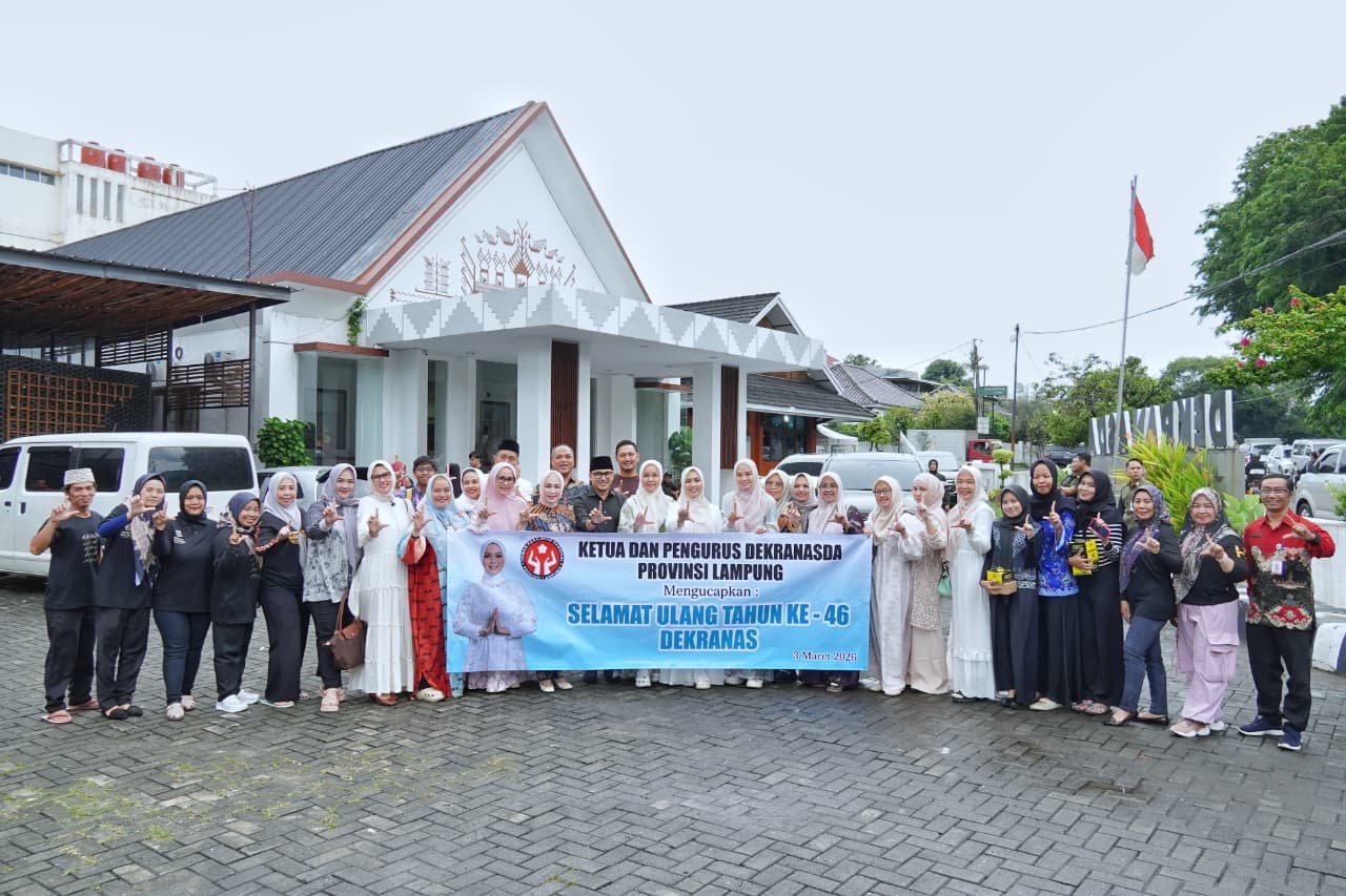 Dipimpin Purnama Wulan Sari Mirza, Dekranasda Provinsi Lampung Berbagi 1.500 Takjil di Bulan Ramadan