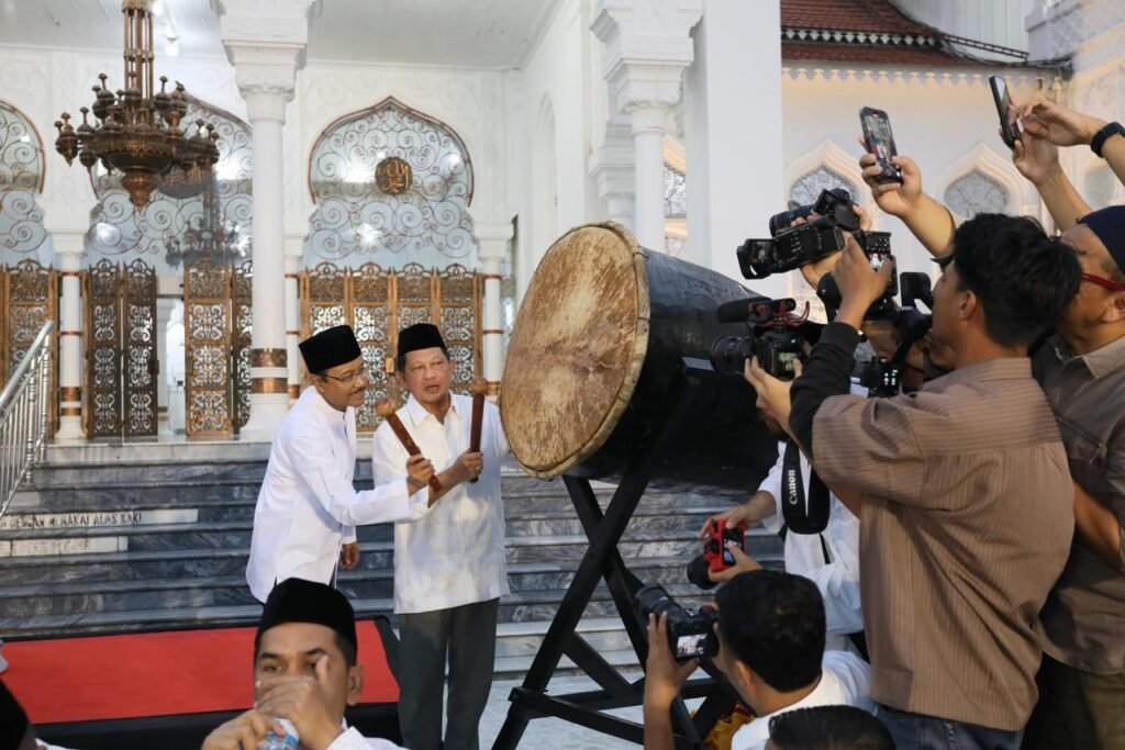 Tabuhan Bedug Kasatgas PRR Tito di Masjid Baiturrahman Iringi Percepatan Pemulihan Pascabencana