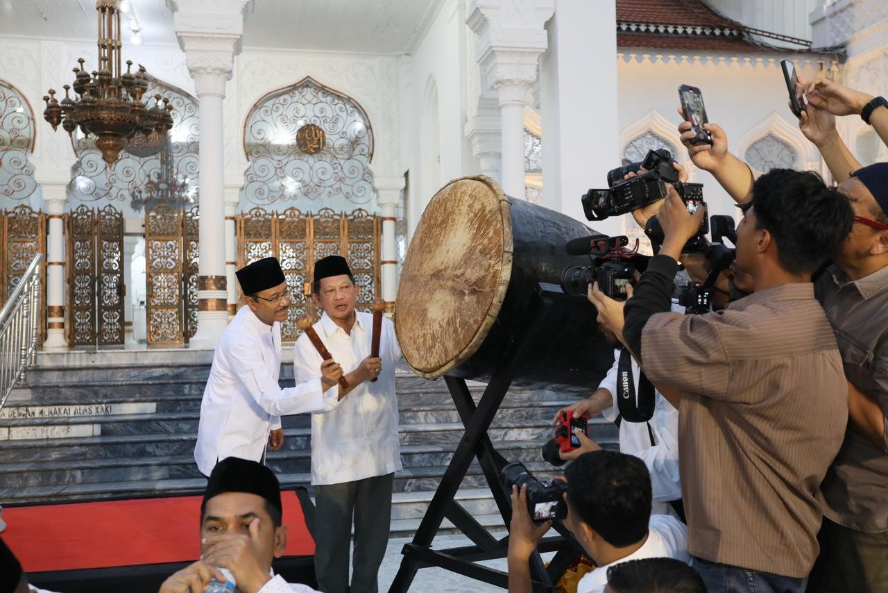 Tabuhan Bedug Kasatgas PRR Tito di Masjid Baiturrahman Iringi Percepatan Pemulihan Pascabencana