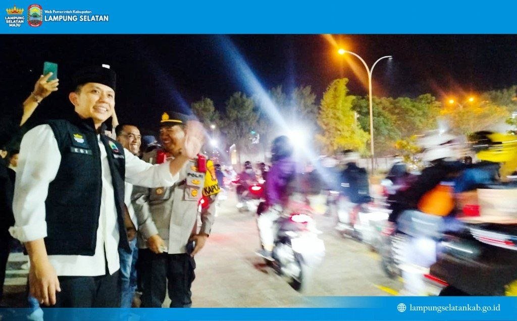 PUKUL 00.15 SAAT BANYAK TERLELAP, BUPATI EGI BERDIRI DI TENGAH PEMUDIK MOTOR: MENGAWAL HARAPAN PULANG SELAMAT