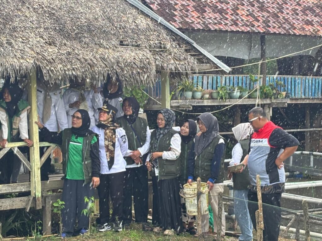 SOSOK LURAH MANGUN JAYA JADI PERHATIAN, KEPEMIMPINAN FITRIA SPd MAP DINILAI MEMBANGUN KEKOMPAKAN DAN PELAYANAN PUBLIK.