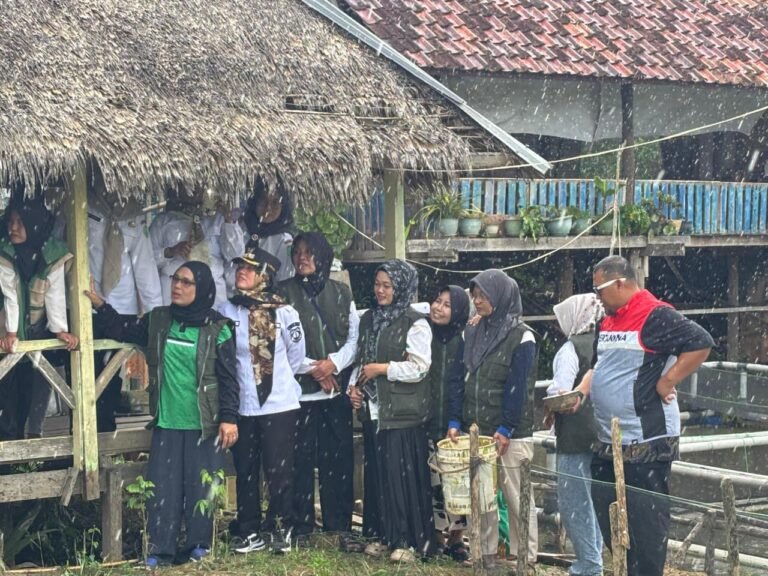 SOSOK LURAH MANGUN JAYA JADI PERHATIAN, KEPEMIMPINAN FITRIA SPd MAP DINILAI MEMBANGUN KEKOMPAKAN DAN PELAYANAN PUBLIK.