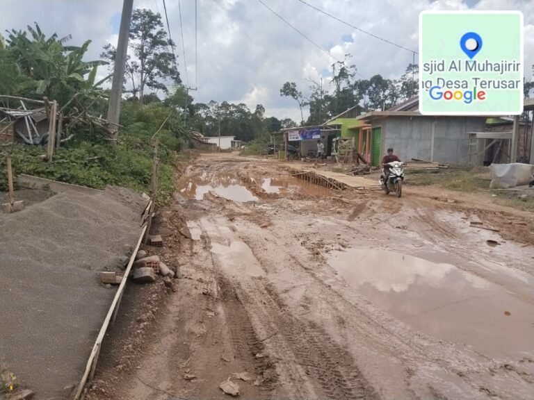 JALAN AKSES HANCUR, WARGA DESA MACANG SAKTI SANGA DESA MENJERIT DI TENGAH DUGAAN DIAMNYA BIROKRASI INPRA STRUKTUR KABUPATEN MUSI BANYUASIN.