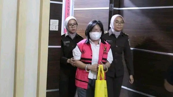 Kadinkes nisa ditahan Terkait Dugaan Korupsi Pembangunan Rs Kadinkes nisa ditahan Terkait Dugaan Korupsi Pembangunan Rs