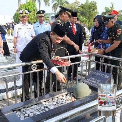 UPACARA ZIARAH DI TMP WARNAI PERINGATAN HARI JADI KE-62 PROVINSI LAMPUNG