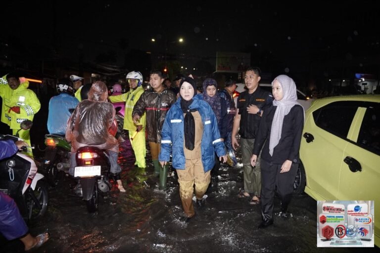 Malam Hari Hujan Deras, Pemkot Bandar Lampung Gerak Cepat Normalisasi Sungai dan Gorong-Gorong.