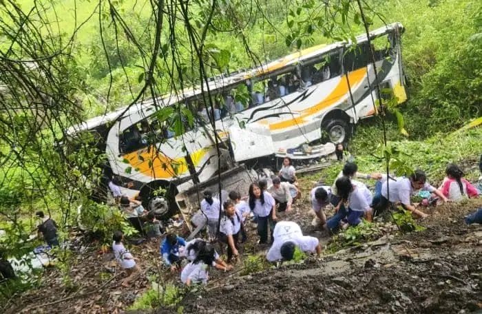 Bus Rombongan Anak Sekolah Minggu Masuk Jurang di Toba