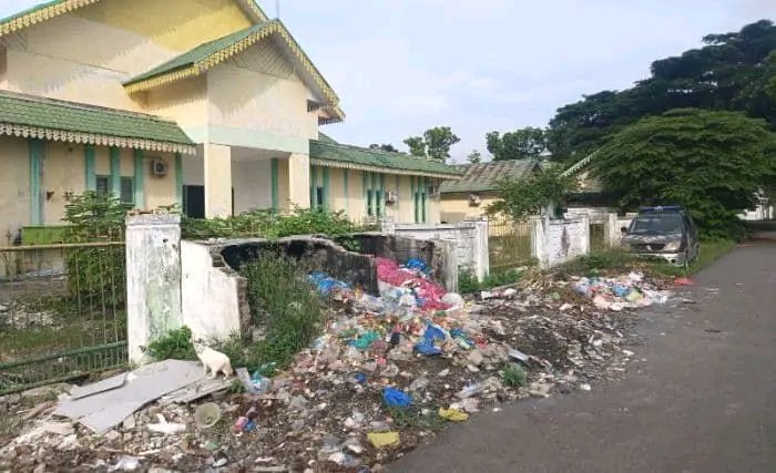 Areal Kantor DPRD Sergai Dipenuhi Sampah, Warga Minta Anggota Dewan Gotong Royong
