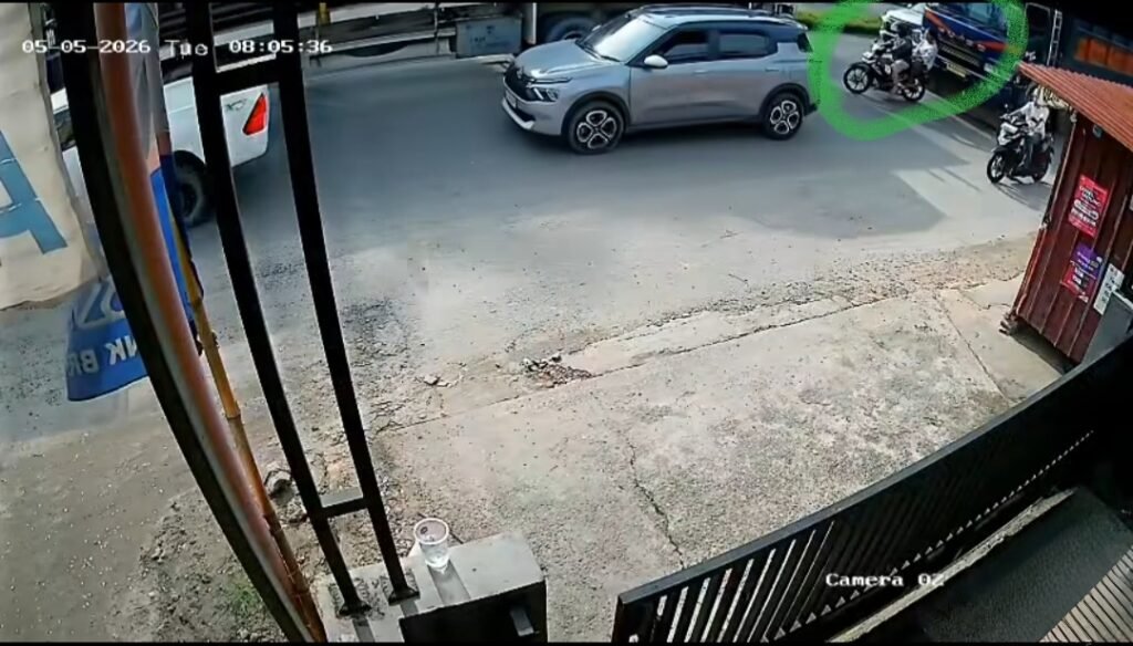 Kecelakaan Lalu Lintas di Jalan Hangtuah Duri, Motor Sempat Terjatuh di Depan Truk Fuso)