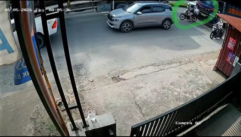 Kecelakaan Lalu Lintas di Jalan Hangtuah Duri, Motor Sempat Terjatuh di Depan Truk Fuso)
