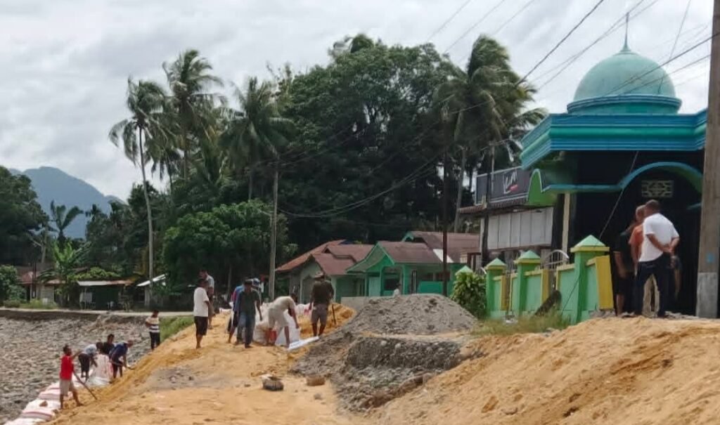 Tak Sekedar Reses, Rahmansyah Sibarani Gotongroyong Benahi Jalan Rusak Paascabanjir Dibarus