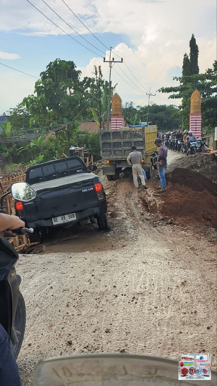 Jembatan Pendem Karangsari-Fajar Baru Belum Selesai, Mobil Pick Up Terperosok di Lumpur