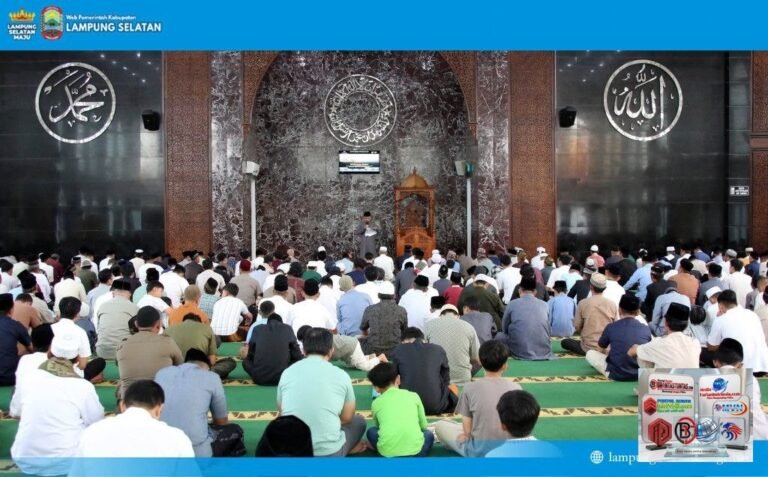 Ratusan Warga Khidmat Salat Iduladha di Masjid Agung Kalianda, Pemkab Lampung Selatan Distribusikan 36 Sapi Kurban hingga ke Pelosok