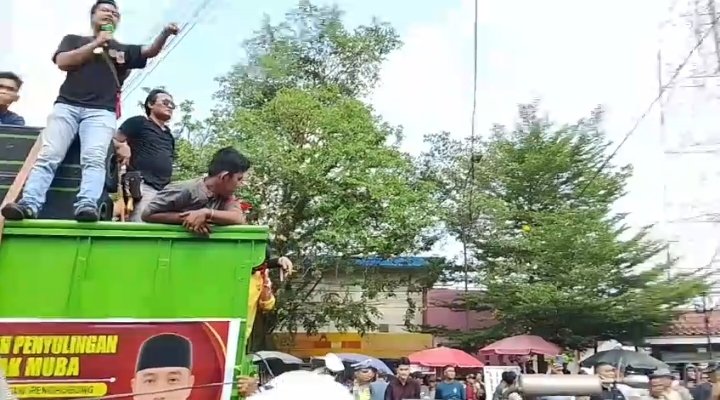 RIBUAN WARGA MUBA KEPUNG KANTOR BUPATI, KRISIS MIGAS RAKYAT MELEDAK KE PERMUKAAN,NEGARA HADIR MEMBERI SOLUSI ATAU SEKADAR MENINDAK RAKYAT.