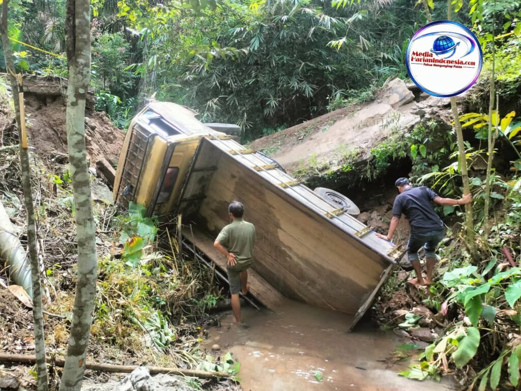 WASPADA  Jembatan Simpang Sender Tengah Runtuh, Bupati Imbau Utamakan Keselamatan