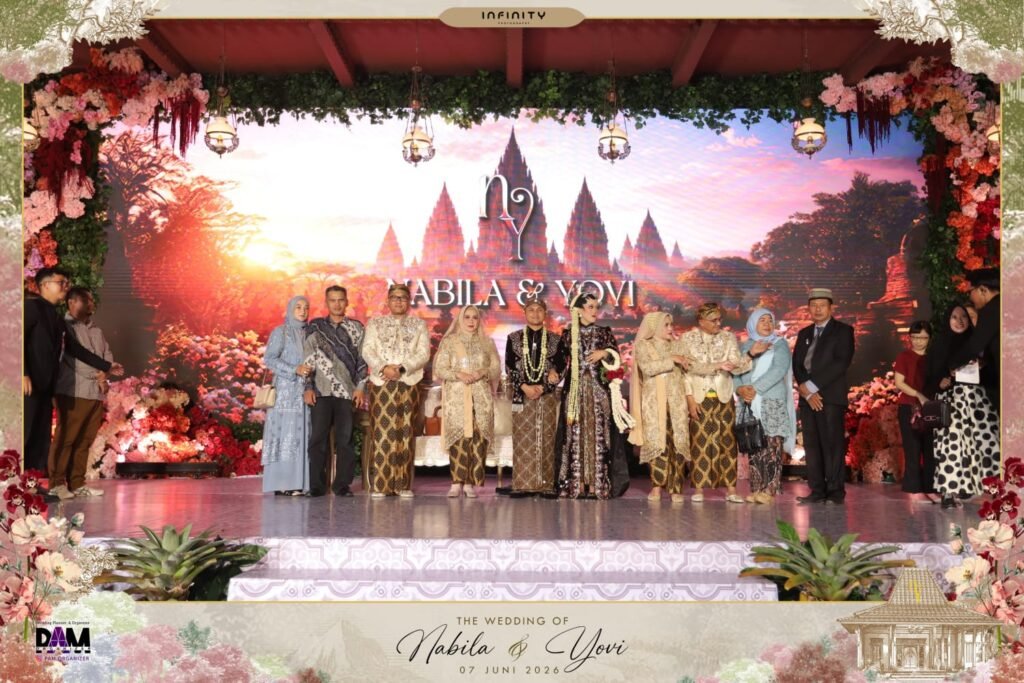 Suasana penuh khidmat, kebahagiaan, dan nuansa kekeluargaan mewarnai resepsi pernikahan Nabilla Syifa Audriyana Ajie, ST dengan Yovi Dwinata Prangjaya, ST yang digelar di Convention Hall Gelora Kadrie Oening Sempaja, Samarinda,