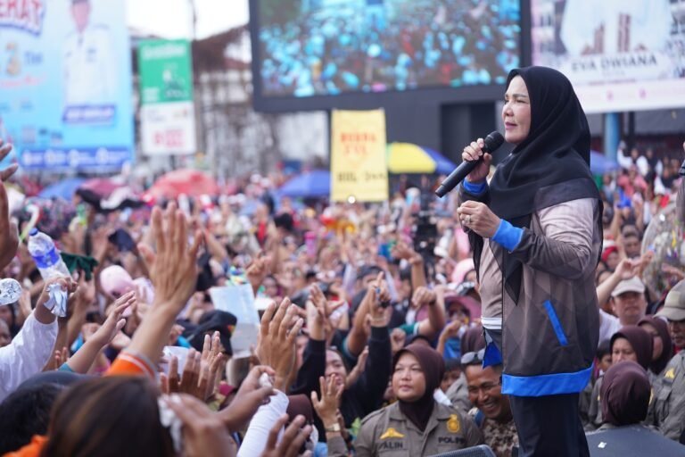Wali Kota Bandar Lampung Eva Dwiana Ajak Warga Hidup Sehat Lewat Jalan Sehat HUT ke-344 Bandar Lampung
