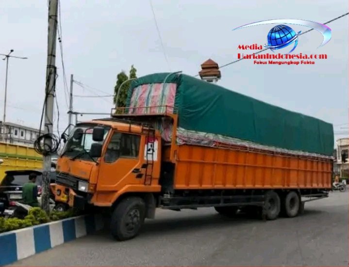 Sebuah truk Mitsubishi Fuso tronton bermuatan kertas tisu dengan nomor polisi BK 8539 SP mengalami kecelakaan lalu lintas di kawasan Simpang Empat Timbangan, Kecamatan LubukPakam
