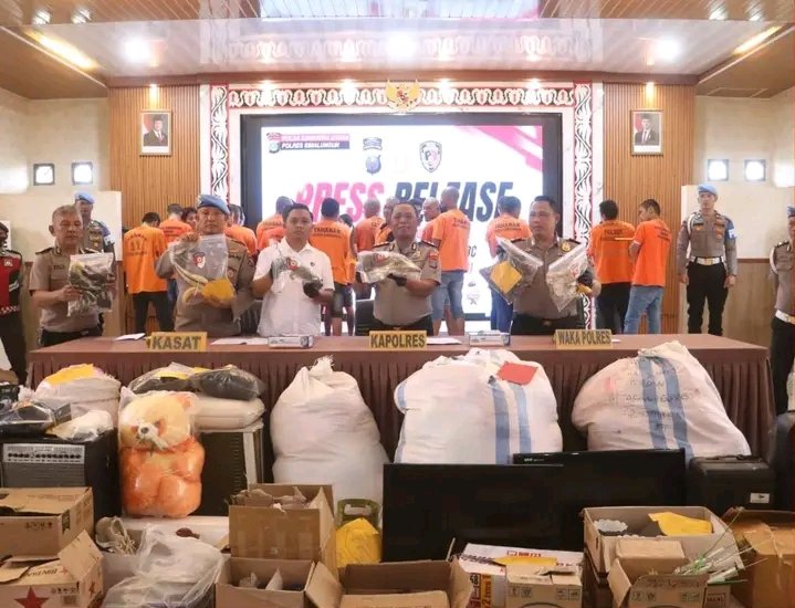 Satuan Reserse Kriminal (Satreskrim) Polres Simalungun berhasil mengungkap kasus perdagangan dan pengangkutan bagian tubuh satwa dilindungi dengan menangkap tiga orang tersangka serta menyita puluhan kilogram sisik trenggiling beserta sejumlah barang bukti lainnya.