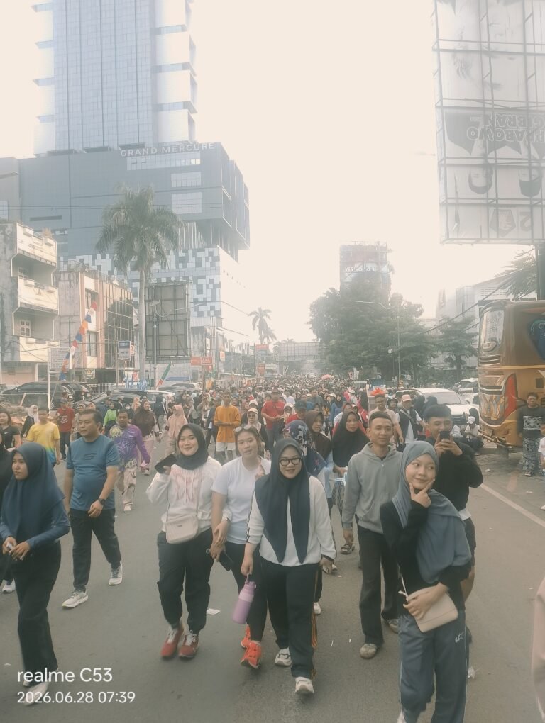 Ribuan Warga Meriahkan Jalan Sehat HUT ke-344 Kota Bandar Lampung di Tugu Adipura