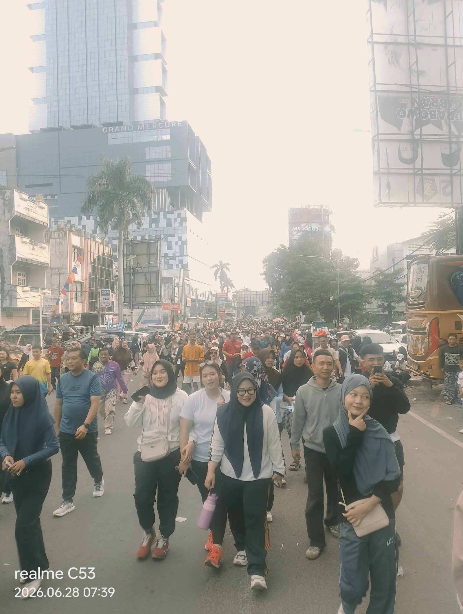 Ribuan Warga Meriahkan Jalan Sehat HUT ke-344 Kota Bandar Lampung di Tugu Adipura