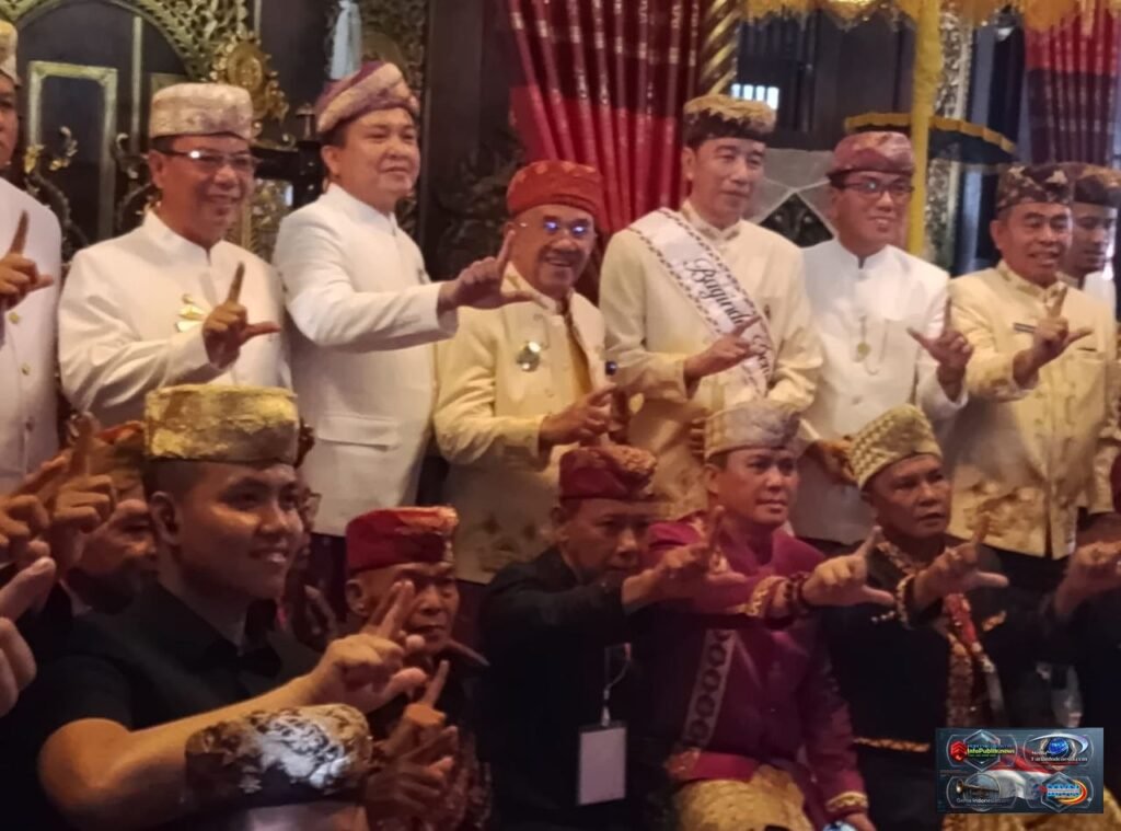 Jokowi Dikukuhkan sebagai Kerabat Adat Lampung, Sandang Gelar “Baginda Pemuka Bangsa” di Kedatun Keagungan.