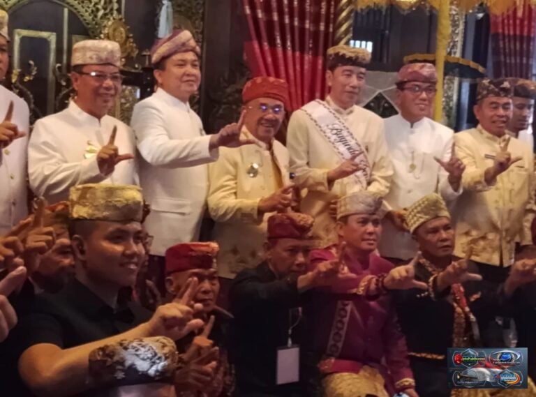 Jokowi Dikukuhkan sebagai Kerabat Adat Lampung, Sandang Gelar “Baginda Pemuka Bangsa” di Kedatun Keagungan.