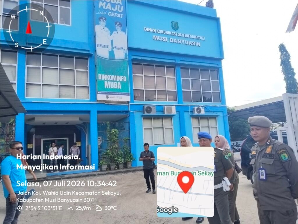 Didemo Soal Anggaran Publikasi Rp3,2 Miliar, Diskominfo Muba Kena Sorotan Ganda,Transparansi Dipertanyakan, Bendera Merah Putih Lusuh Berkibar di Halaman Kantor Diskominfo Muba.