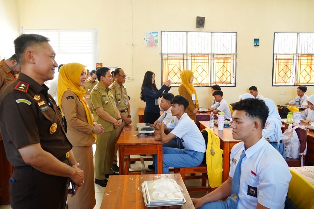 Hari Pertama Sekolah, Gubernur Lampung Bersama Kajati Turun Langsung Pastikan Makan Bergizi Gratis Berjalan Optimal